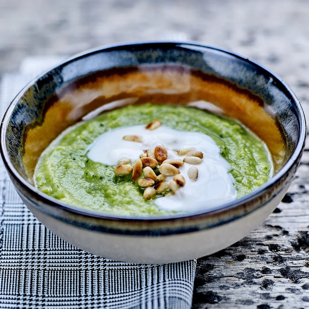 Courgette suppe med pesto verde, basilikumolie og pinjekerner, Oliviers & Co