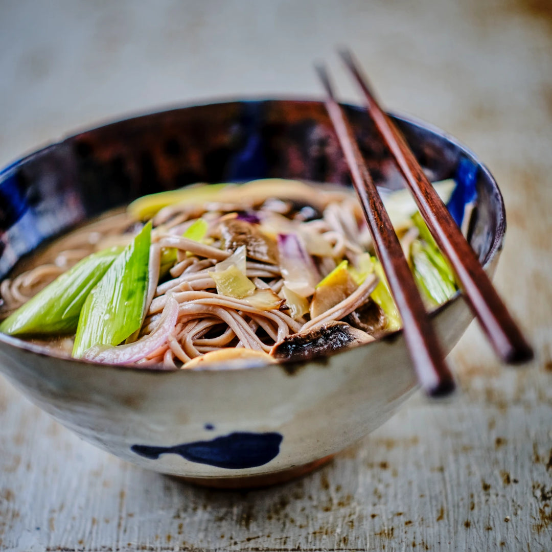 Opskrift på Soba nudel suppe med sprøde grøntsager fra Oliviers & Co