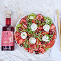 Opskrift salat med jordbær tomater, mozzarella og hibiscus & bergamotte eddike fra Oliviers & Co