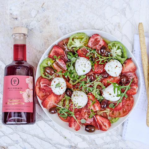 Opskrift salat med jordbær tomater, mozzarella og hibiscus & bergamotte eddike fra Oliviers & Co