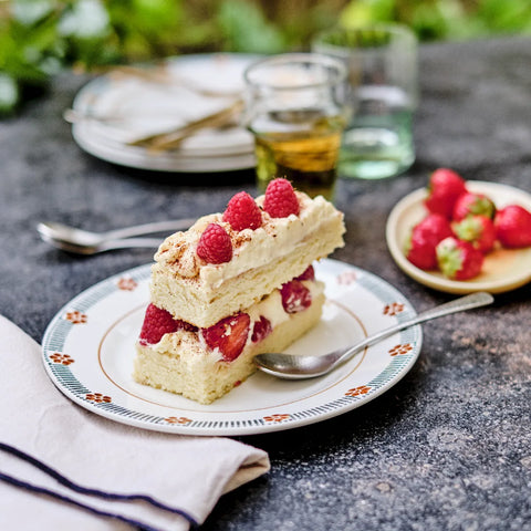 Opskrift sommer tiramisu med bær, marcapone og hyldeblomsteddike fra Oliviers & Co