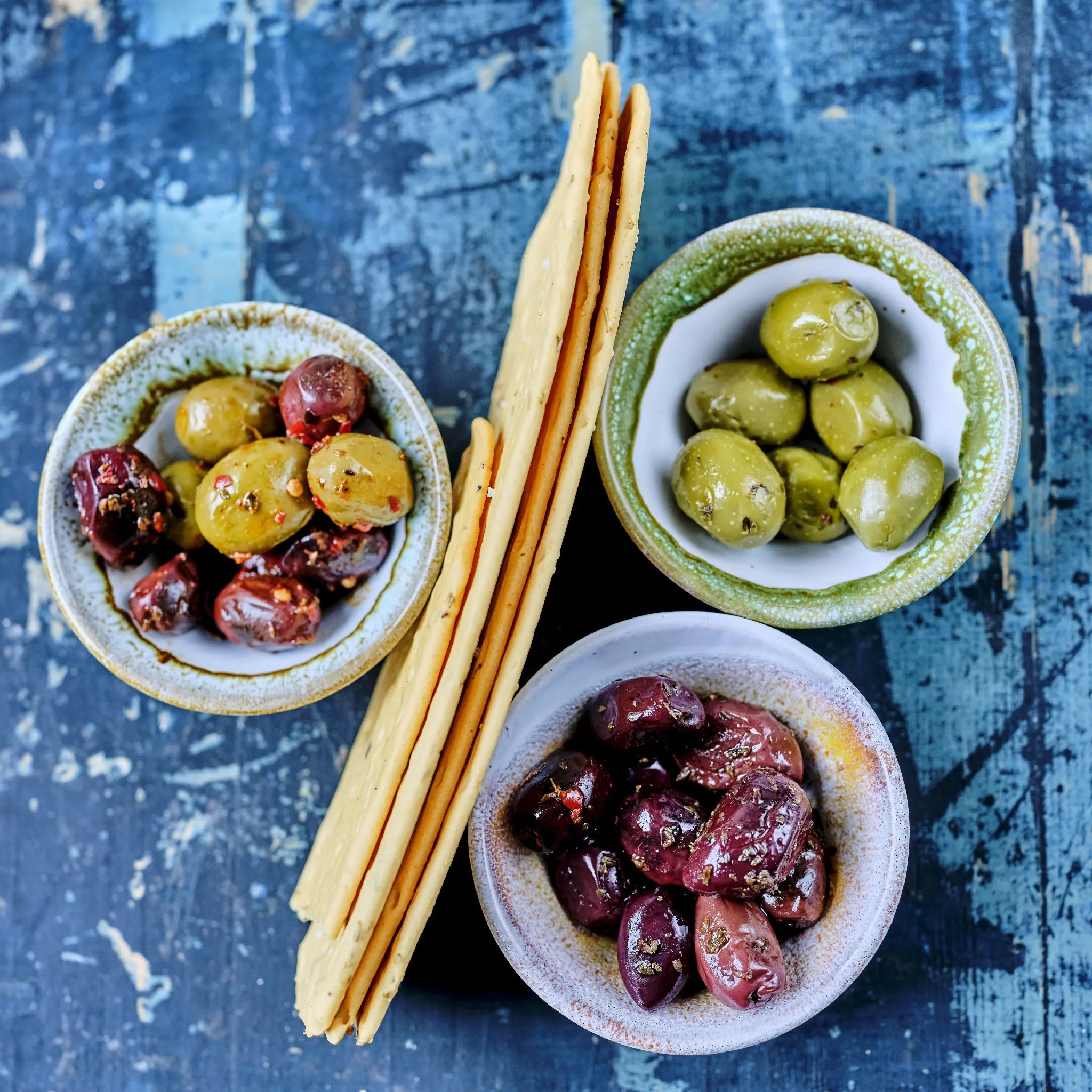3 slags græske oliven i olivenolie og krydderier og ciappe, tapas delikatesser, Oliviers & Co