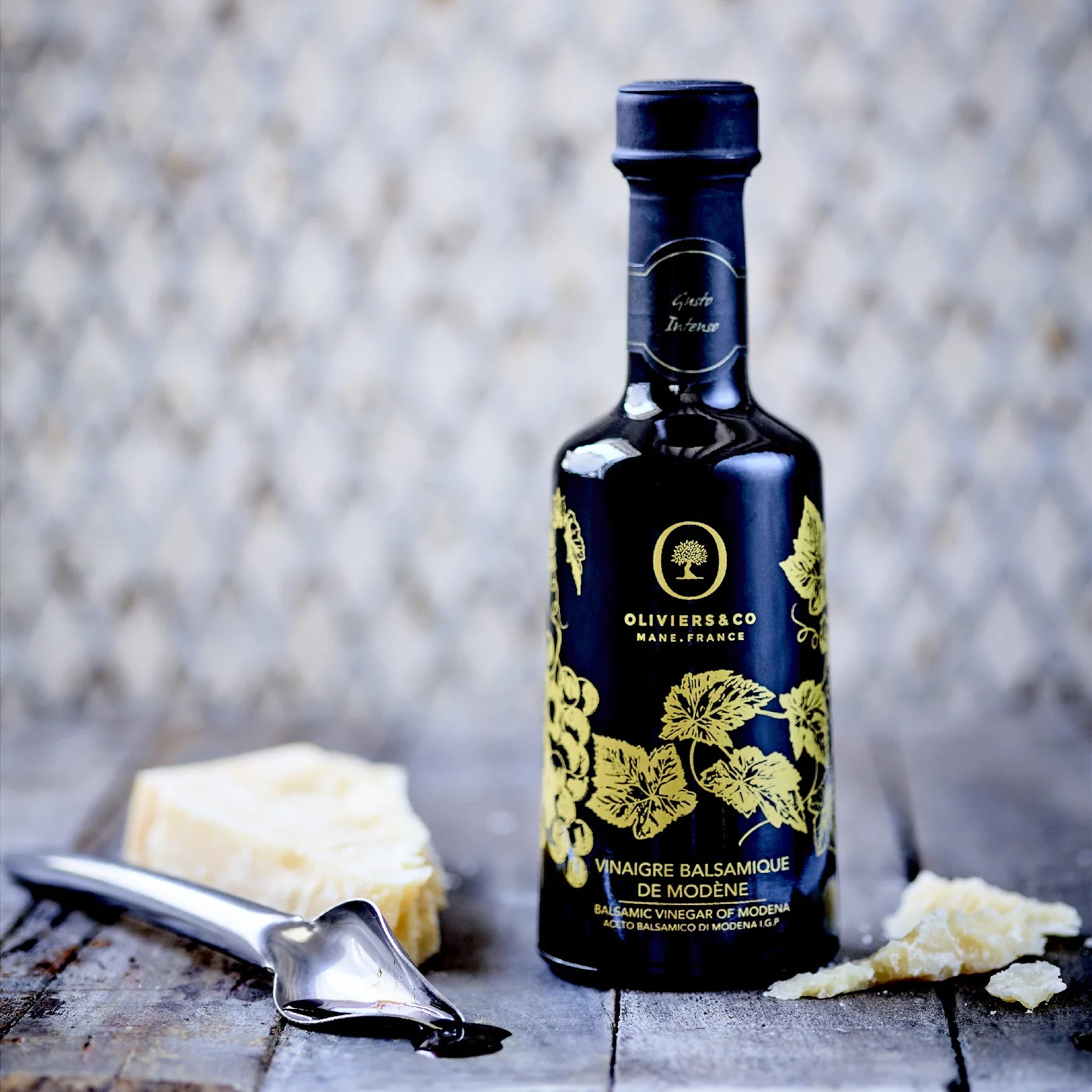 Balsamico Gusto Intenso di Modena fra Oliviers & Co med parmesan