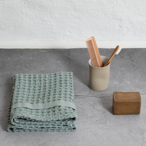 Big waffle hand towel i dusty mint fra Organic Company, Oliviers & Co