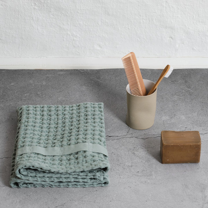 Big waffle hand towel i dusty mint fra Organic Company, Oliviers & Co