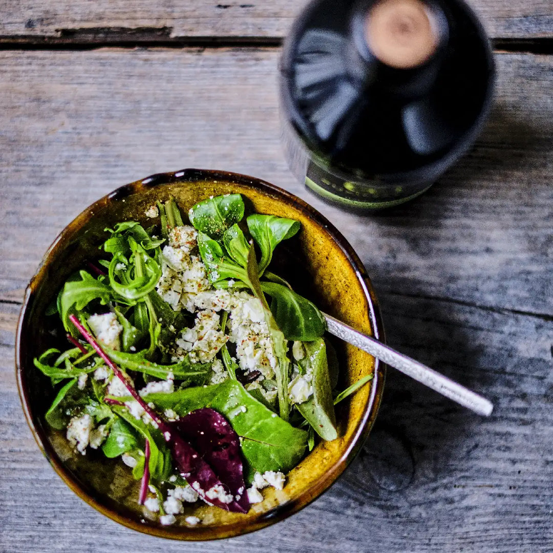 Salat med græsagtig italiensk ekstra jomfru olivenolie fra Oliviers & Co