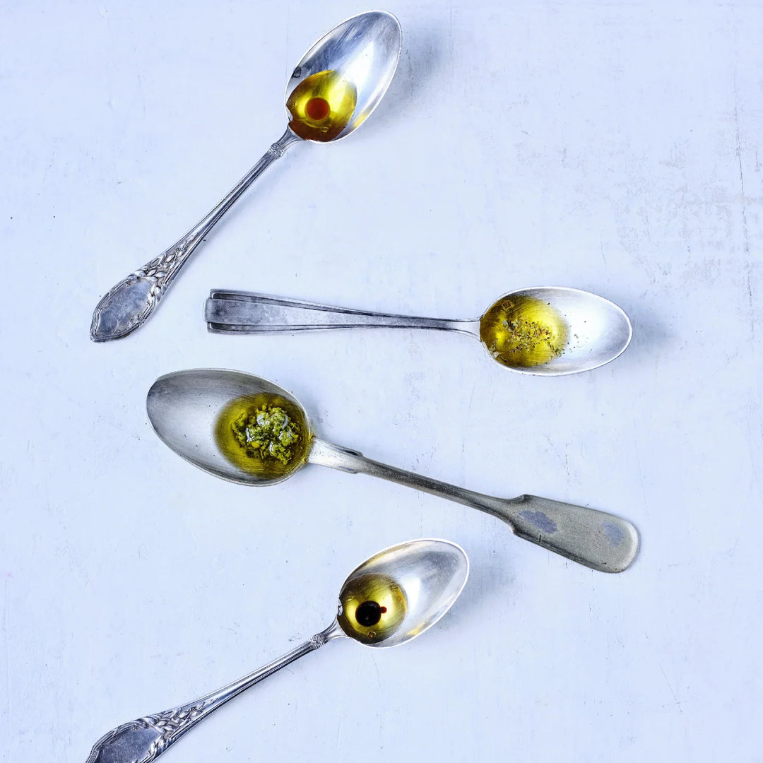 Olivenoliesmagning, olivenolie vinaigrette på skeer, Oliviers & Co