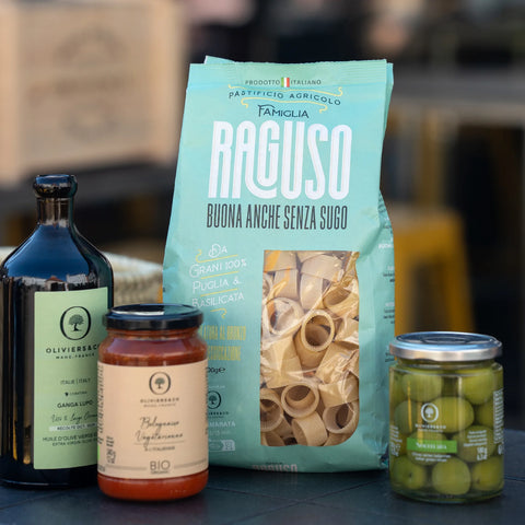 Mad på 20 minutter med raguso pasta, vegetarisk bolognese pasta sauce, nocellara del belice-oliven og god ekstra jomfru olivenolie fra Oliviers & Co