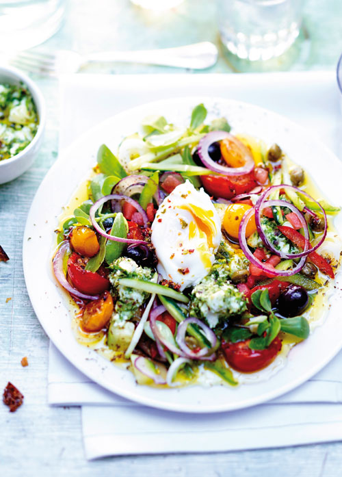 Farverig salat med oliven, smilende æg og dressing med basilikumolie og ananaseddike, O&CO opskrift