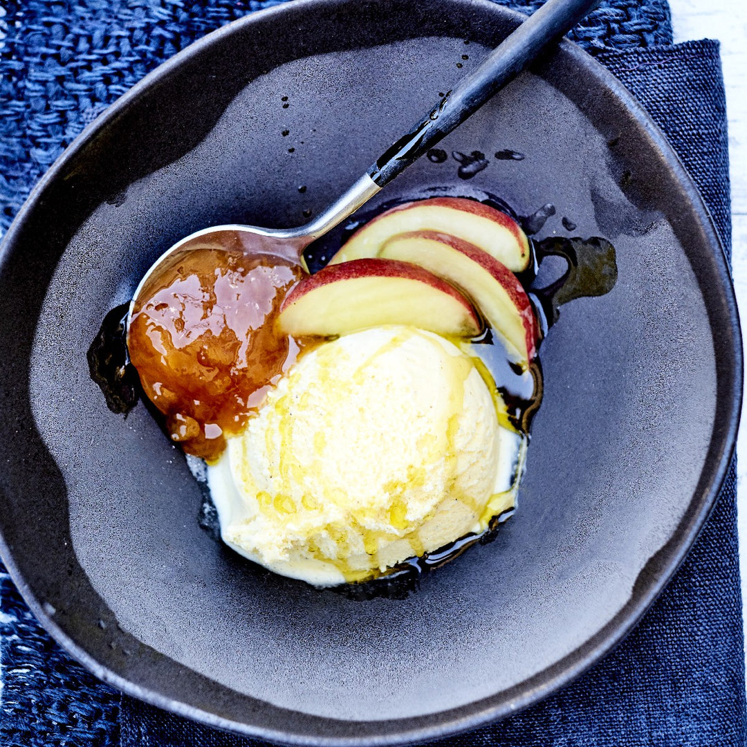 Opskrift på cremet vaniljeis med citrus-olivenolie, æbler og fersken fra Oliviers & Co