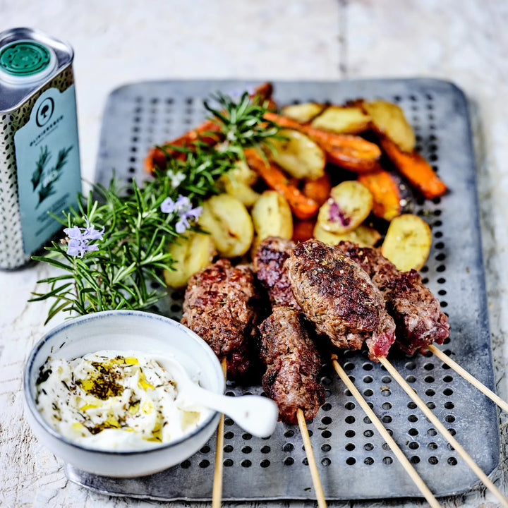 Opskrift på kofta med lam, kartofler og yoghurtdressing med rosmarinolivenolie, Oliviers & Co