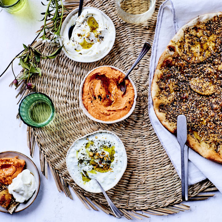 Opskrift på manakish fladbrød med olivenolie og zaatar krydderi og dips fra Oliviers & Co