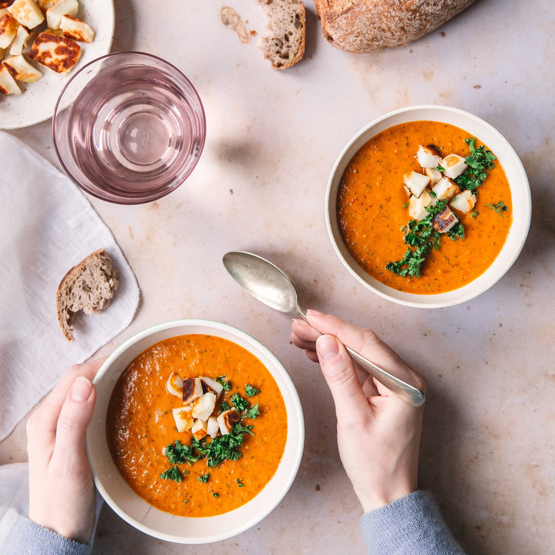 Opskrift på peberfrugt- og tomatsuppe med halloumitern fra Hverdagsvegetar af Ditte Ingemann hos Oliviers & Co