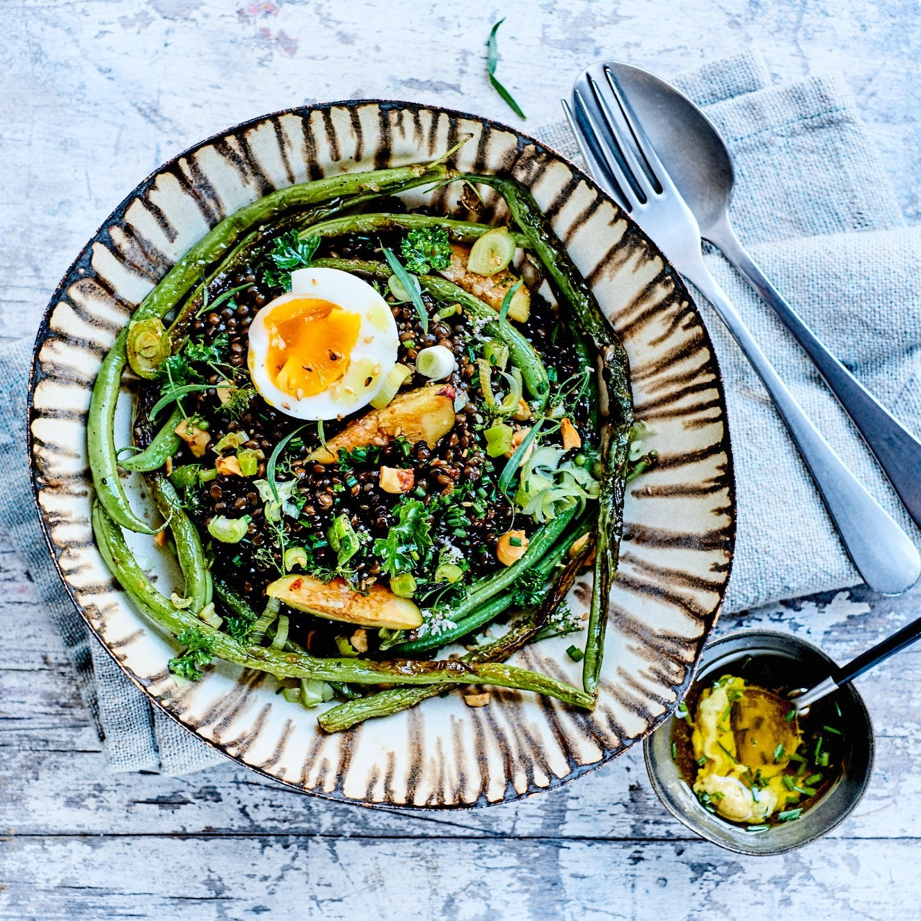 Opskrift på sund salat med belugalinser og grønne bønner fra Oliviers & Co