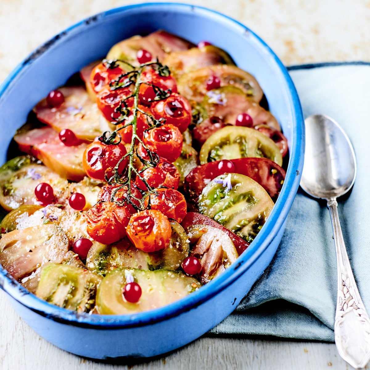 Tomatsalat med stegte tomater, ribs, økologisk bruschetta-krydderi og sommer olivenolie fra Oliviers & Co