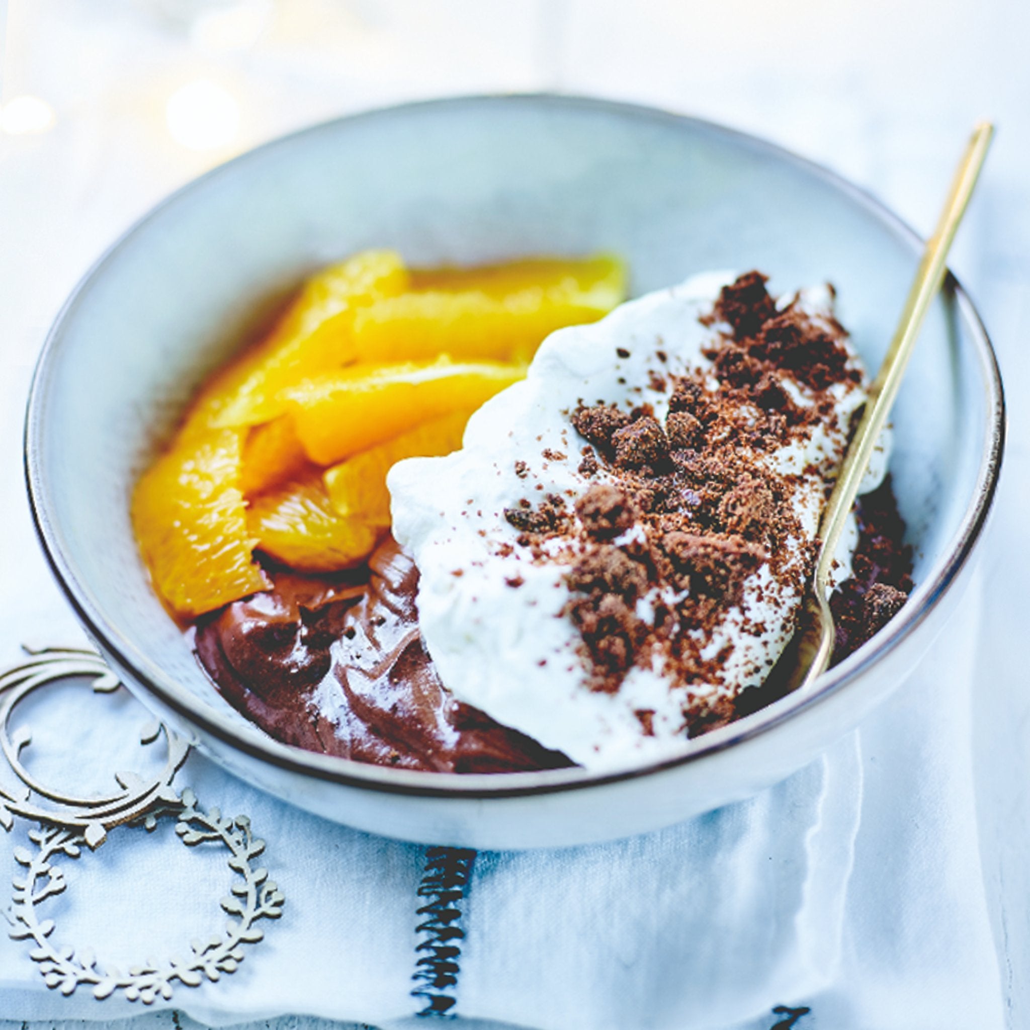 Trifli med appelsin, hasselnødde- og chokoladecreme og mascarponeflødeskum, opskrift fra Oliviers & Co