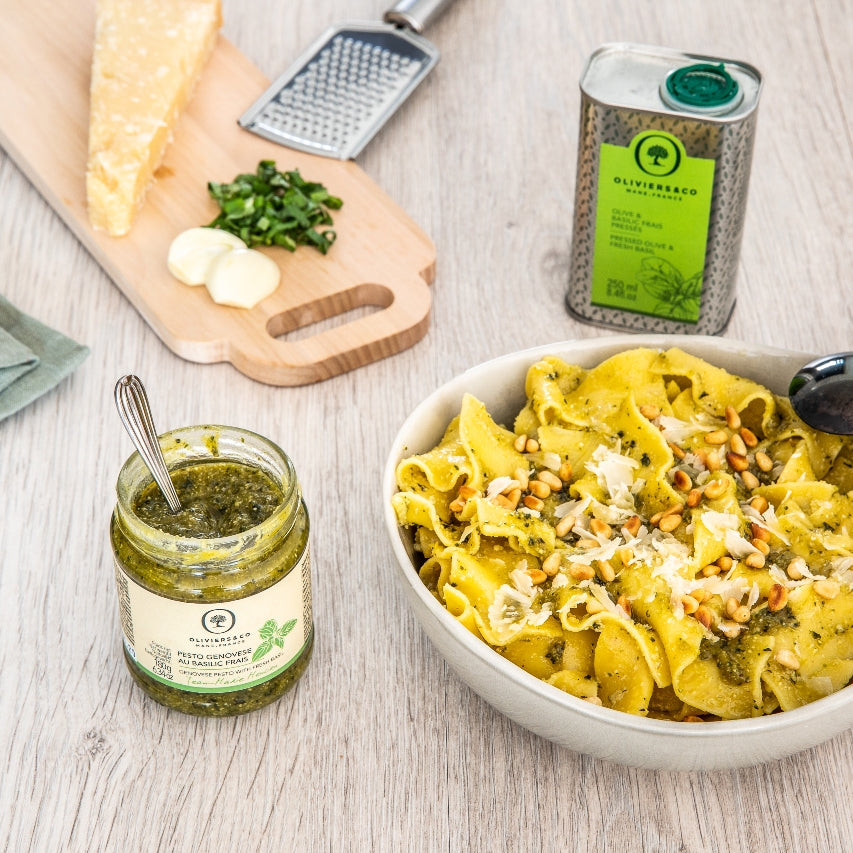 Pesto genovese på pasta med olivenolie, revet parmesan og pinjekerner