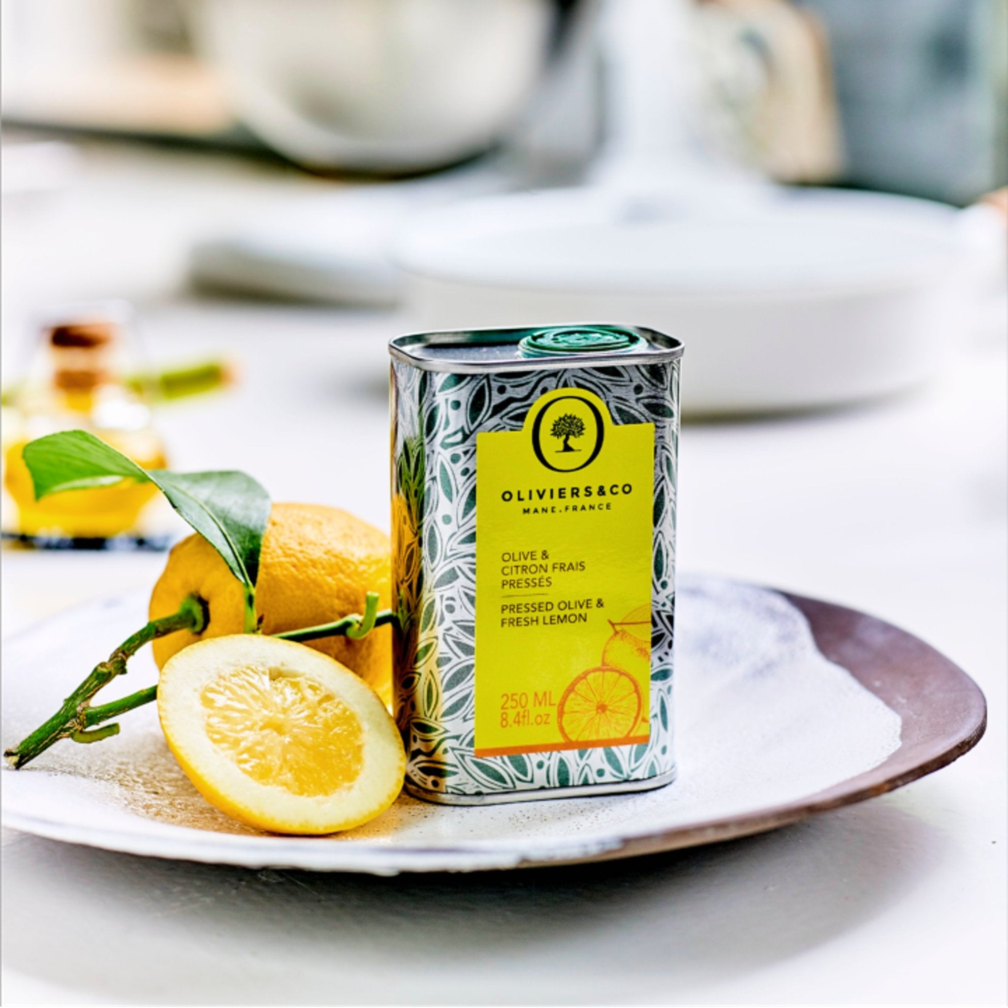 Italiensk olivenolie presset med frisk citron fra Oliviers & Co