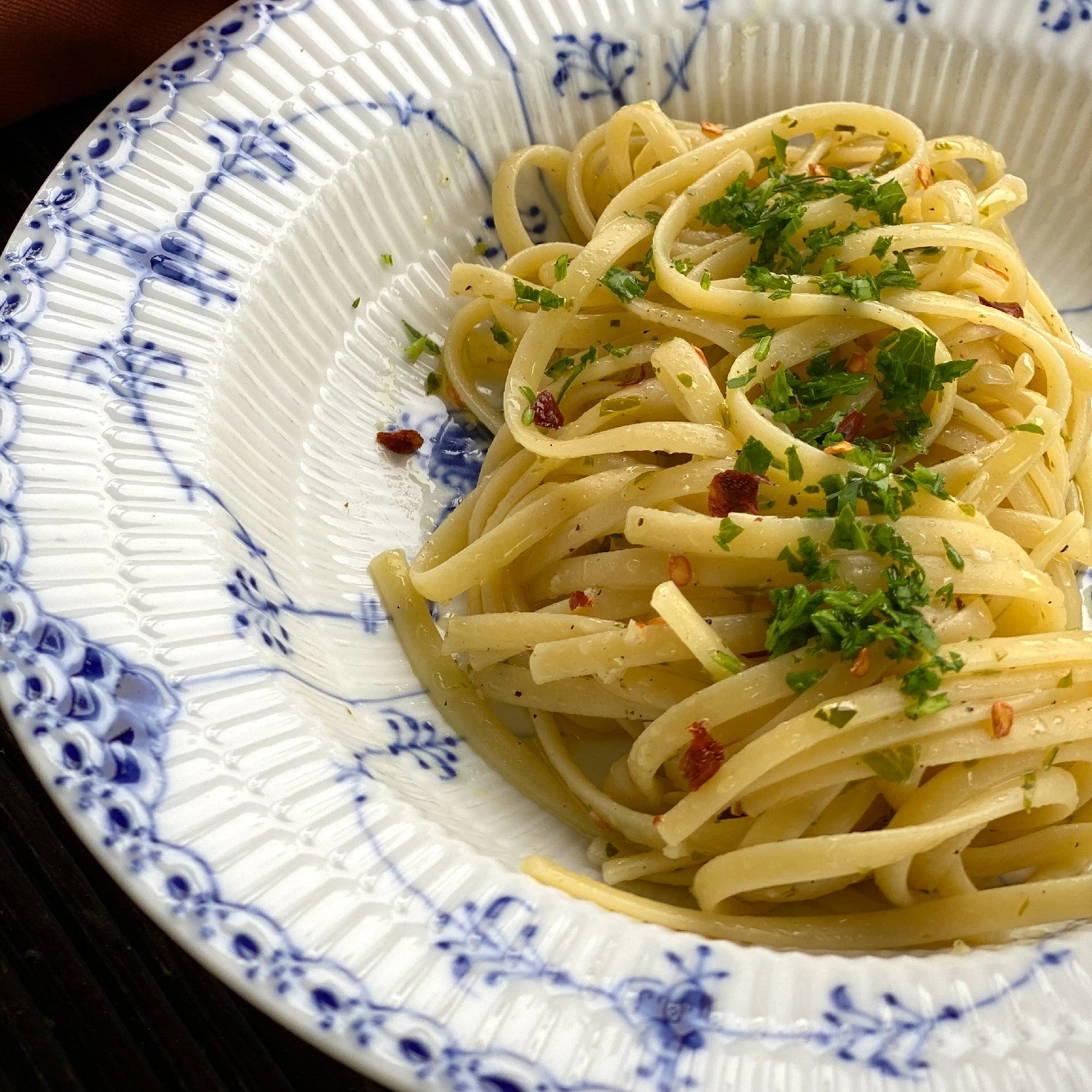 Kogebogsopskrift spaghetti aglio e olio i Oliven & Olivenolie af Vilain og Schauser