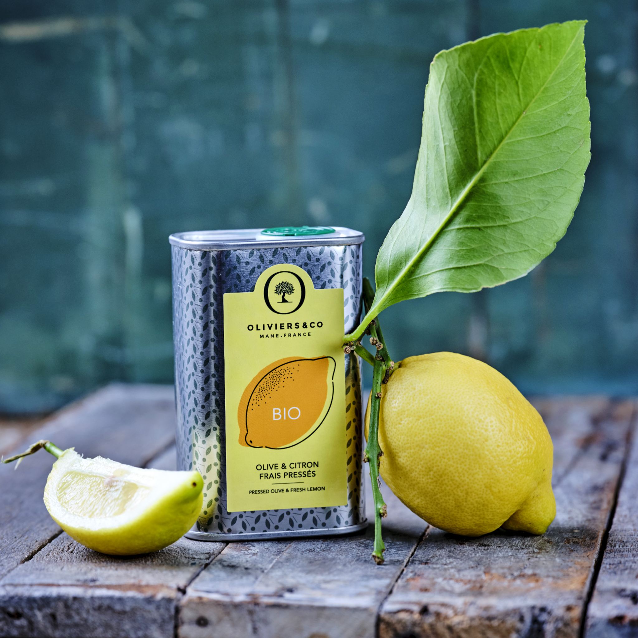 Økologisk olivenolie presset med friske citroner fra Oliviers & Co