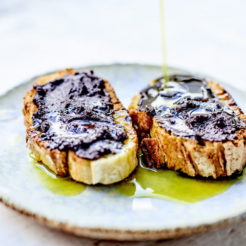 Tapenade med sorte oliven og olivenolie fra Oliviers & Co på grillet brød