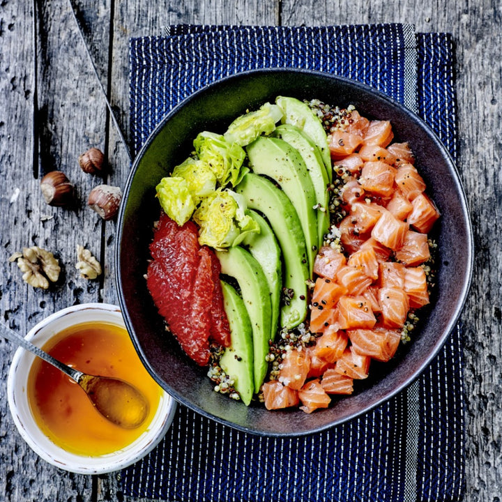 Poke Bowl med laks, avokado, quinoa og grape, O&Co opskrift