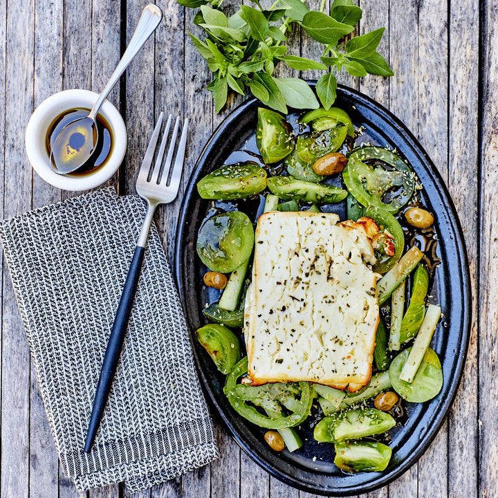 O&CO opskrift på tomatsalat med agurk, oliven og grillet feta