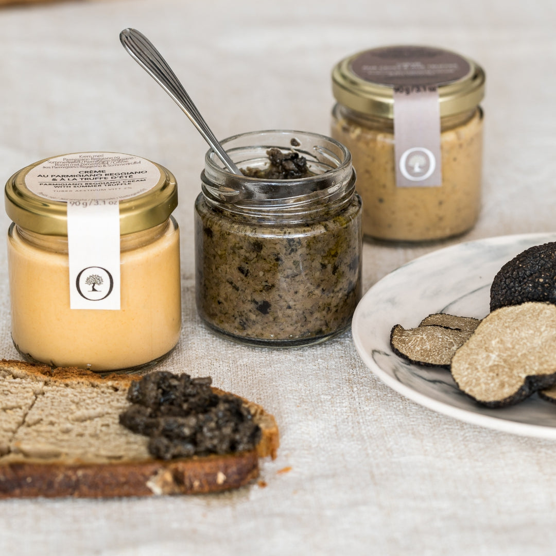 Spread med sorte oliven og sommertrøffel på ristet brød